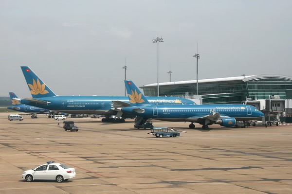 Hàng chục chuyến bay cất cánh muộn ở sân bay Tân Sơn Nhất - Ảnh 1.