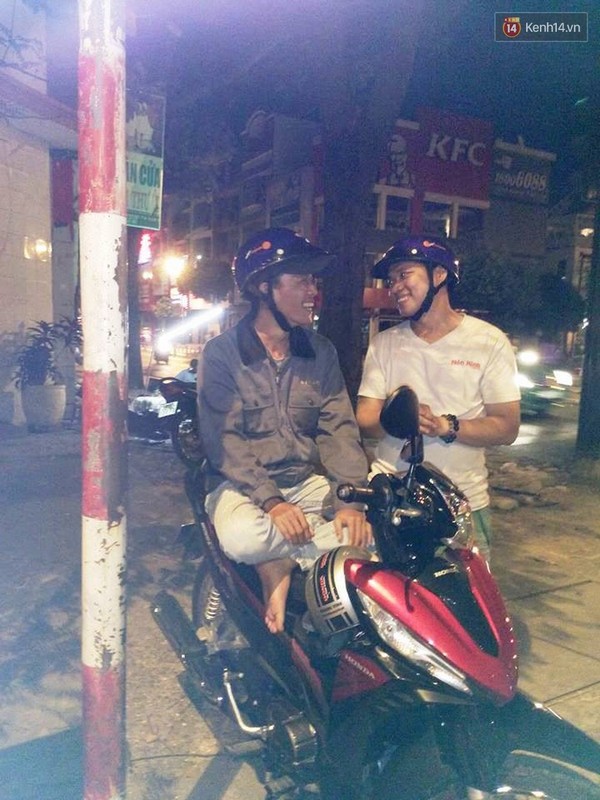 Nữ giám đốc sửa nón miễn phí cho người chạy xe ôm ở Sài Gòn - Ảnh 5.