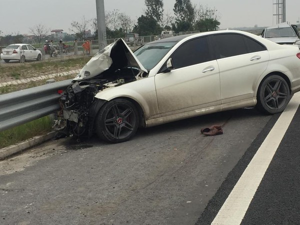 Mercedes tiền tỷ tông nát xe Ford trên cao tốc Hà Nội – Hải Phòng, 1 người nguy kịch - Ảnh 2.