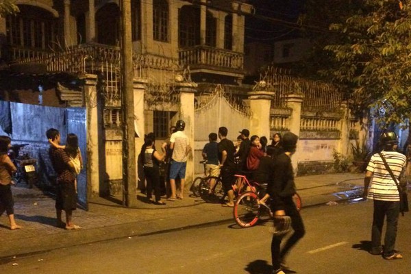 Nhiều thanh niên rủ nhau đi quấy phá ngôi nhà ma ám ở Sài Gòn khiến chủ nhân khốn khổ - Ảnh 3.