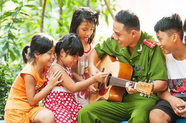 Chiến sĩ Công an dạy đàn miễn phí cho trẻ em khiếm thị ở Hà Nội - Ảnh 1.