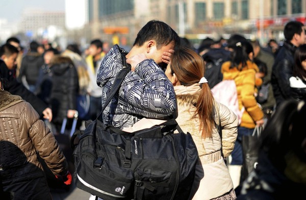 Những nụ hôn tạm biệt ở ga tàu Trung Quốc mùa về quê ăn Tết - Ảnh 14.