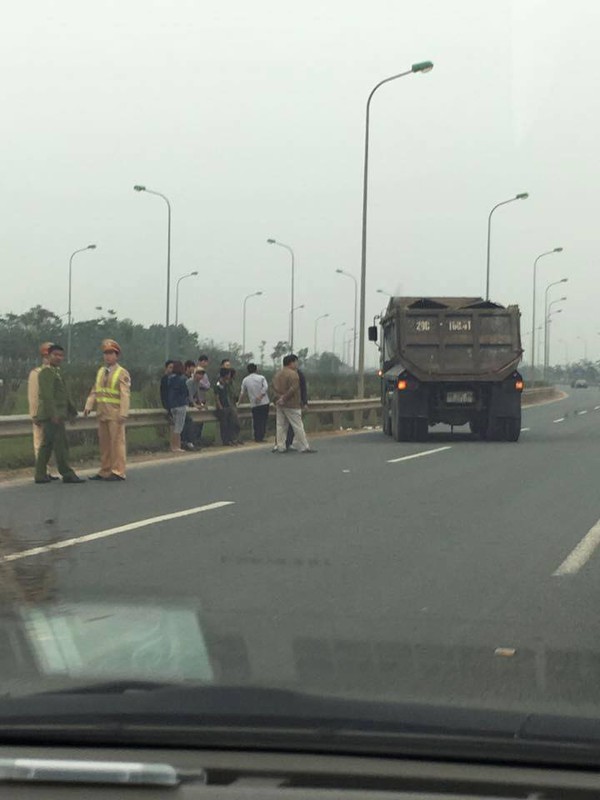H&agrave; Nội: CSGT lao ra đường chặn bắt xe vi phạm bị t&ocirc;ng nguy kịch - Ảnh 1.