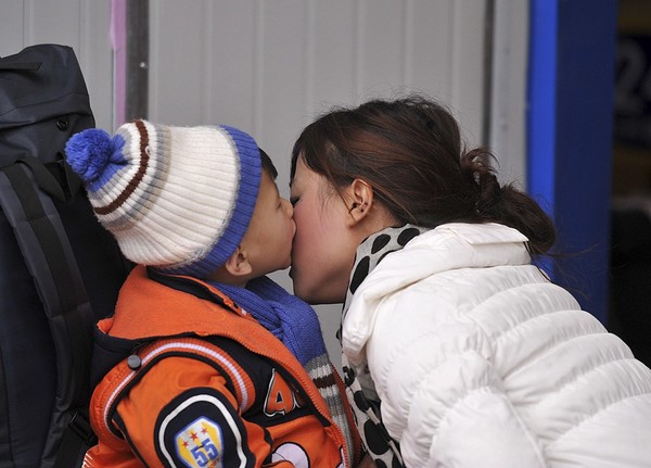 Những nụ hôn tạm biệt ở ga tàu Trung Quốc mùa về quê ăn Tết - Ảnh 6.