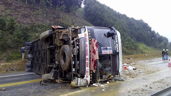 Lật xe giường nằm trên cao tốc Nội Bài - Lao Cai, 8 người bị thương - Ảnh 1.