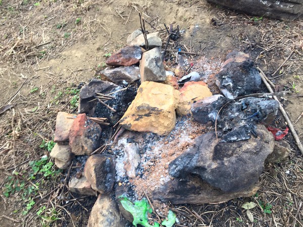 Nhức mắt cảnh phượt thủ xả r&aacute;c bừa b&atilde;i tr&ecirc;n d&atilde;y n&uacute;i T&agrave; X&ugrave;a, Bắc Y&ecirc;n - Ảnh 2.