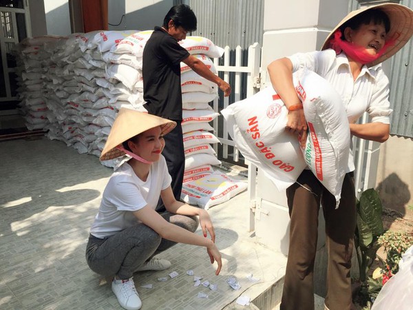 Ngọc Trinh cùng anh trai đội nắng phát gạo từ thiện cho người dân quê nhà - Ảnh 7.