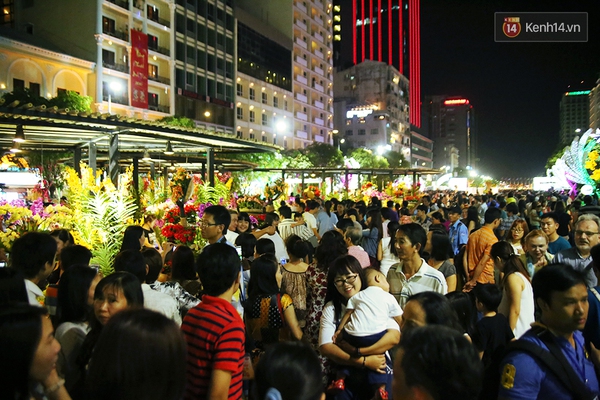 Bà cụ mặc áo thú bông mưu sinh giữa trời nóng trong ngày khai mạc đường hoa Nguyễn Huệ - Ảnh 1.