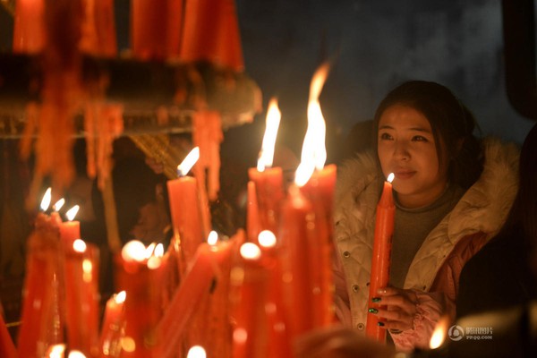 Người dân Trung Quốc chen chúc lên chùa cầu may dịp đầu năm mới - Ảnh 14.