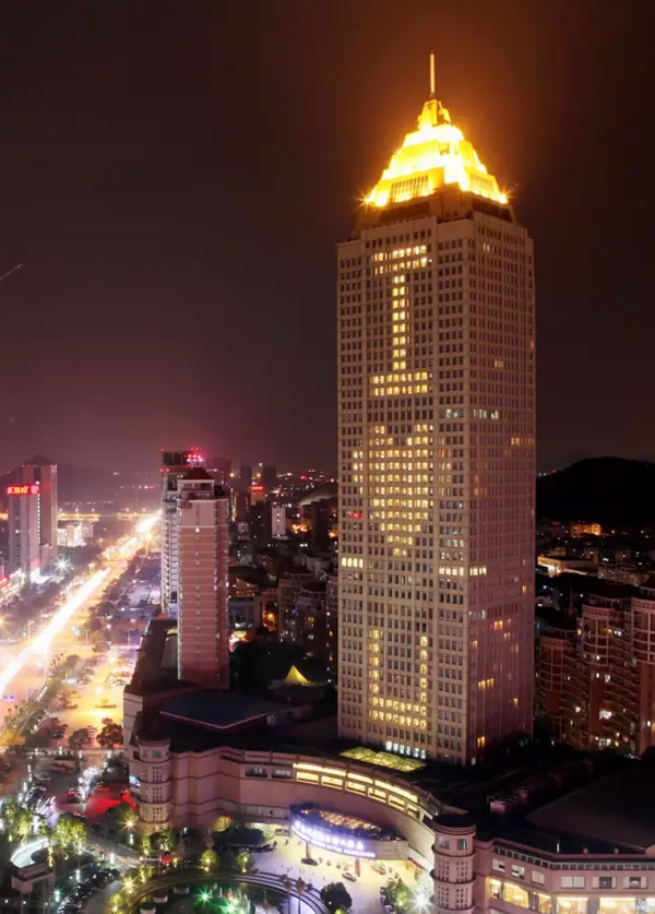 Cụ &ocirc;ng 84 tuổi bao trọn t&ograve;a nh&agrave; để tỏ t&igrave;nh với người vợ 83 tuổi - Ảnh 2.