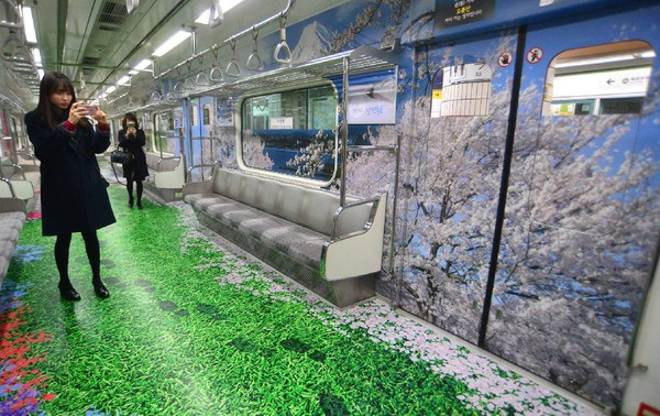 Những chuyến t&agrave;u điện c&oacute; một kh&ocirc;ng hai ở Seoul - Ảnh 1.