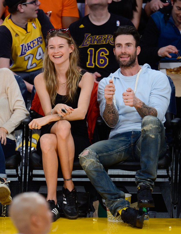 Xu&yacute;t xoa với loạt khoảnh khắc thời trang đẹp như mơ của Adam Levine & Behati Prinsloo - Ảnh 12.