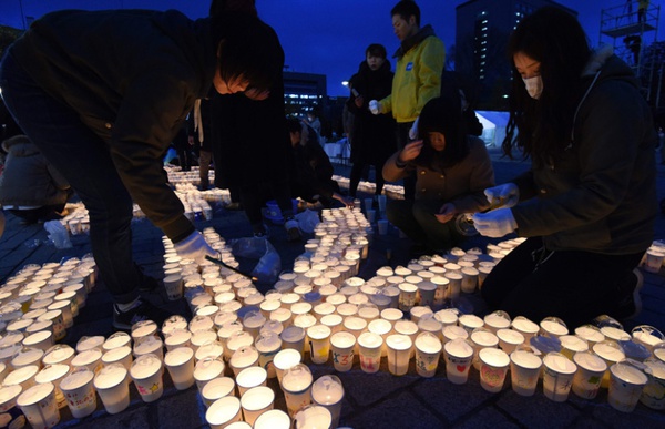 Người dân Nhật Bản cùng nắm tay tưởng niệm các nạn nhân thảm họa động đất sóng thần - Ảnh 10.