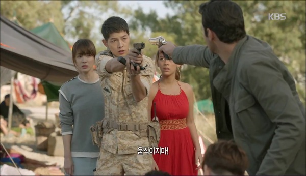 &ldquo;Hậu Duệ Mặt Trời&rdquo;: Cặp đ&ocirc;i s&oacute;ng gi&oacute; Jin Goo - Kim Ji Won cuối c&ugrave;ng cũng được đo&agrave;n tụ! - Ảnh 15.