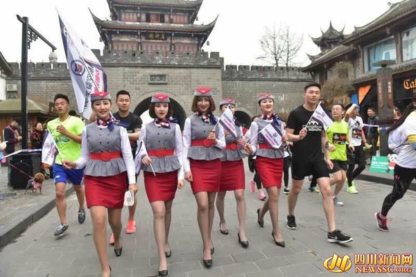 Nữ tiếp vi&ecirc;n h&agrave;ng kh&ocirc;ng đi gi&agrave;y cao g&oacute;t chạy marathon 8km v&igrave; Song Joong Ki - Ảnh 1.