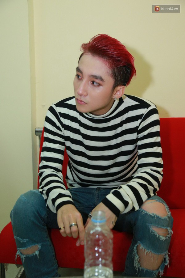 Sơn T&ugrave;ng mệt lả người sau khi liveshow kết th&uacute;c - Ảnh 4.