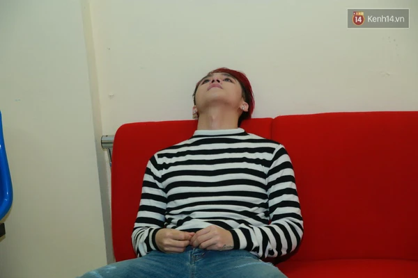 Sơn T&ugrave;ng mệt lả người sau khi liveshow kết th&uacute;c - Ảnh 1.