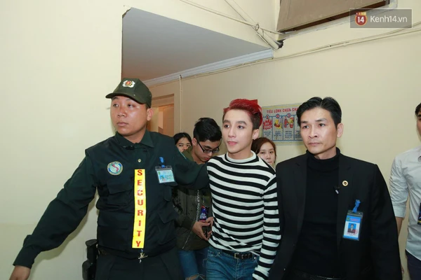 Sơn T&ugrave;ng mệt lả người sau khi liveshow kết th&uacute;c - Ảnh 6.