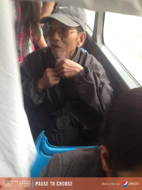 Dân mạng xúc động trước hình ảnh nghệ sĩ già Trần Hạnh chen vào đám đông trên xe bus - Ảnh 2.