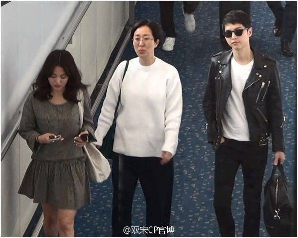 Song Joong Ki bị fan vây kín, sánh đôi bên Song Hye Kyo tại sân bay - Ảnh 9.