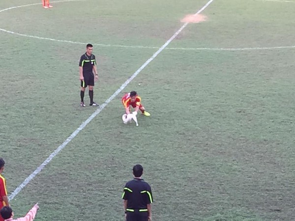 Cầu thủ teen Việt Nam bị chó cắn khi đang thi đấu - Ảnh 2.