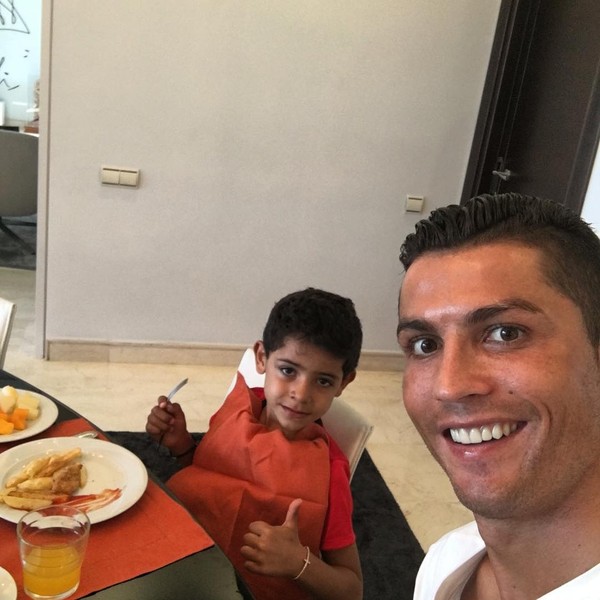 Thi đá phạt gôn tôm với con trai, Ronaldo vẫn không chịu nhường - Ảnh 4.