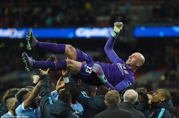 Chùm ảnh: Man City vỡ òa ăn mừng danh hiệu đầu tiên của mùa giải 2015/16 - Ảnh 12.