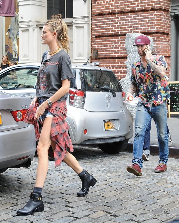 Xu&yacute;t xoa với loạt khoảnh khắc thời trang đẹp như mơ của Adam Levine & Behati Prinsloo - Ảnh 13.