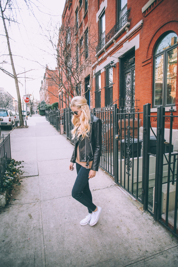 Muốn mặc đơn giản m&agrave; vẫn đẹp? H&atilde;y ngắm street style thế giới tuần qua - Ảnh 12.