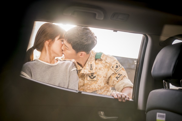 “Hậu Duệ Mặt Trời”: Cuộc chiến nội bộ đầy bất ngờ giữa fan Song Joong Ki và fan Song Hye Kyo - Ảnh 12.