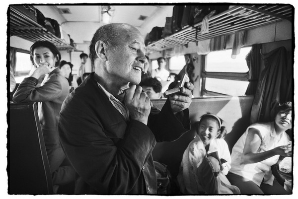 Chùm ảnh: Cuộc sống muôn màu trong bộ ảnh đen trắng trên những chuyến tàu xưa - Ảnh 12.