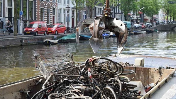 Đi xem người ta l&agrave;m nghề c&acirc;u xe đạp ở Amsterdam - Ảnh 1.