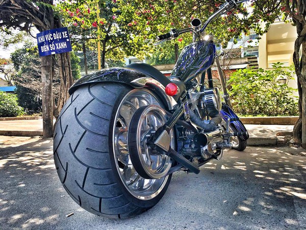 Ch&agrave;ng trai Việt Nam đầu tư cả bộ Batman, xuống phố chơi Tết  - Ảnh 9.