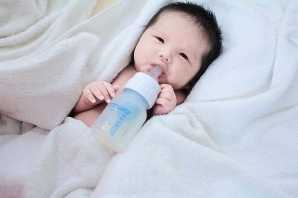 Con trai của Phi Thanh V&acirc;n lần đầu lộ diện khi vừa tr&ograve;n 1 th&aacute;ng tuổi - Ảnh 2.