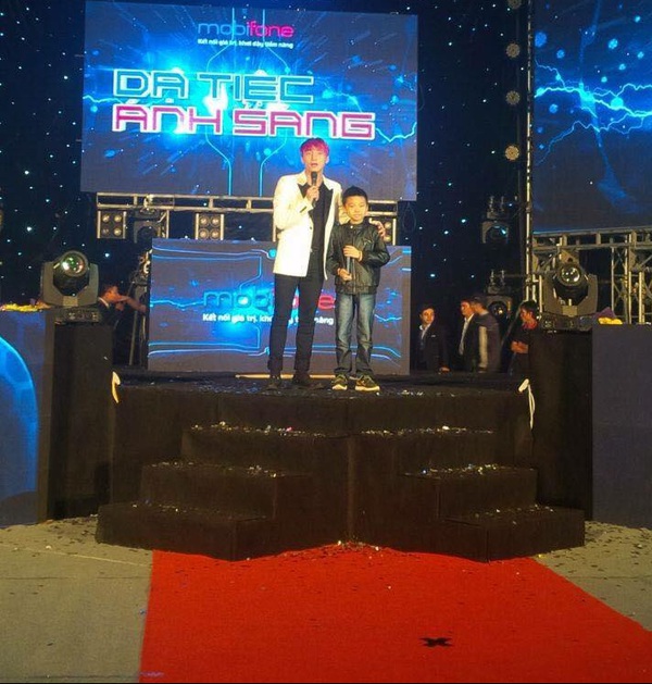 Fan x&uacute;c động với h&igrave;nh ảnh Sơn T&ugrave;ng M-TP h&aacute;t c&ugrave;ng fan nh&iacute; 10 tuổi mắc bệnh ung thư  - Ảnh 1.