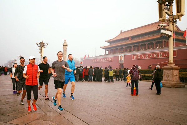 Mark Zuckerberg bị chỉ trích vì chạy bộ tại Bắc Kinh mà không đeo khẩu trang - Ảnh 1.