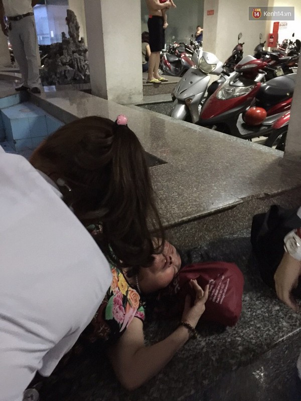 30 ph&uacute;t kinh ho&agrave;ng của 16 người kẹt trong thang m&aacute;y ở S&agrave;i G&ograve;n - Ảnh 5.