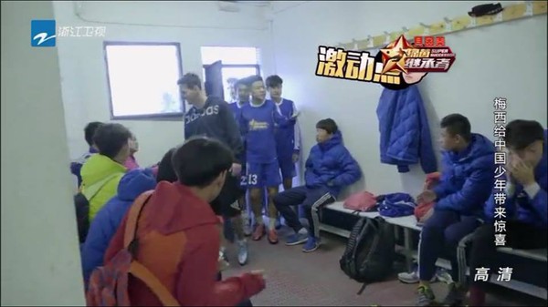 Thiếu t&ocirc;n trọng Messi, cầu thủ trẻ Trung Quốc bị n&eacute;m đ&aacute; - Ảnh 3.
