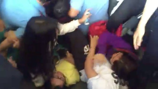 Clip fan Việt la h&eacute;t v&igrave; chen lấn đ&oacute;n T-Ara: Đừng c&oacute; giẫm l&ecirc;n người ta! - Ảnh 4.
