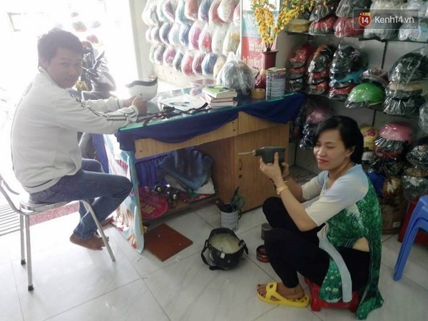 Nữ giám đốc sửa nón miễn phí cho người chạy xe ôm ở Sài Gòn - Ảnh 3.