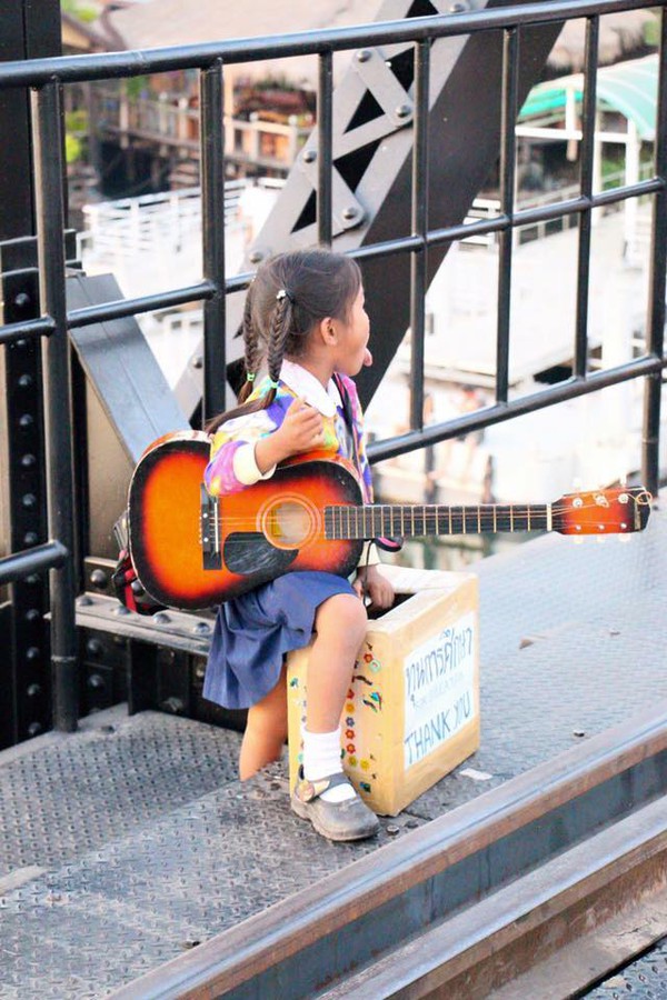 Hình ảnh đầy cảm hứng: Bé gái say sưa múa hát trên cầu Thái Lan để kiếm tiền học phí - Ảnh 4.