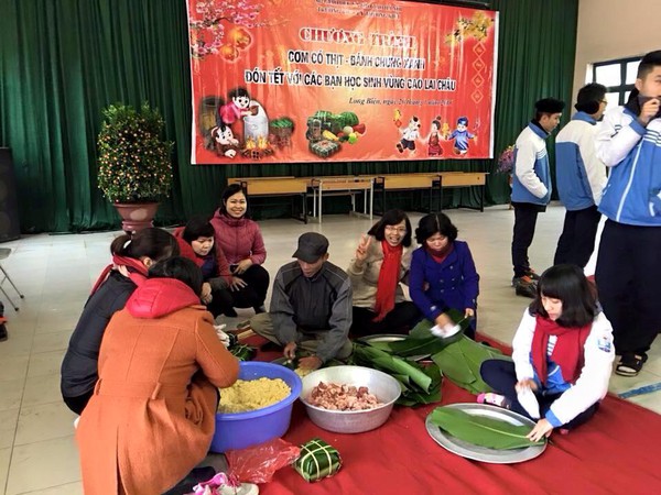 Hưởng ứng tinh thần Cơm c&oacute; thịt, HS tại H&agrave; Nội g&oacute;i tặng 800 chiếc b&aacute;nh chưng gửi về Lai Ch&acirc;u - Ảnh 1.