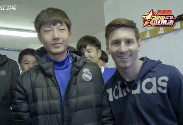 Thiếu t&ocirc;n trọng Messi, cầu thủ trẻ Trung Quốc bị n&eacute;m đ&aacute; - Ảnh 2.