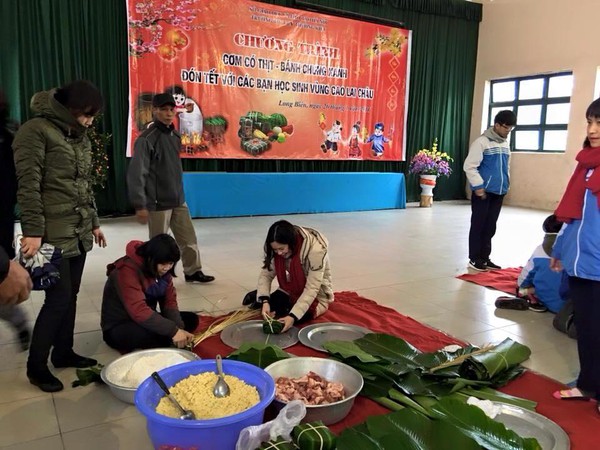 Hưởng ứng tinh thần Cơm c&oacute; thịt, HS tại H&agrave; Nội g&oacute;i tặng 800 chiếc b&aacute;nh chưng gửi về Lai Ch&acirc;u - Ảnh 2.