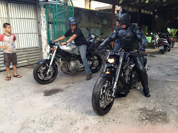 Ch&agrave;ng trai Việt Nam đầu tư cả bộ Batman, xuống phố chơi Tết  - Ảnh 4.