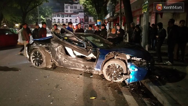 Tai nạn nghiêm trọng ở trung tâm Hà Nội, siêu xe BMW i8 nát bét - Ảnh 4.