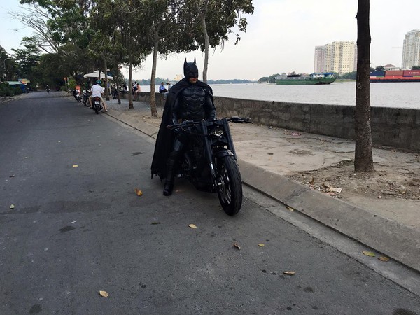 Ch&agrave;ng trai Việt Nam đầu tư cả bộ Batman, xuống phố chơi Tết  - Ảnh 5.