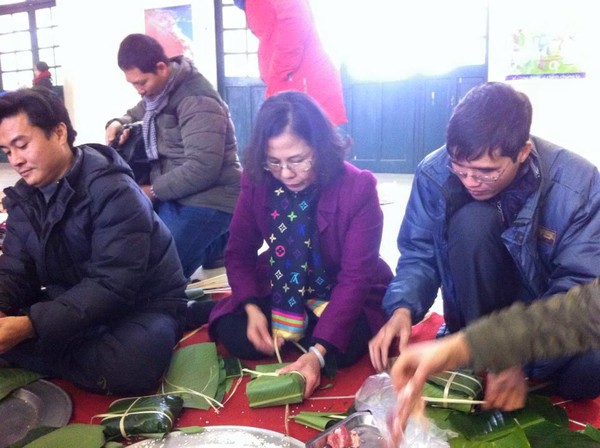 Hưởng ứng tinh thần Cơm c&oacute; thịt, HS tại H&agrave; Nội g&oacute;i tặng 800 chiếc b&aacute;nh chưng gửi về Lai Ch&acirc;u - Ảnh 4.