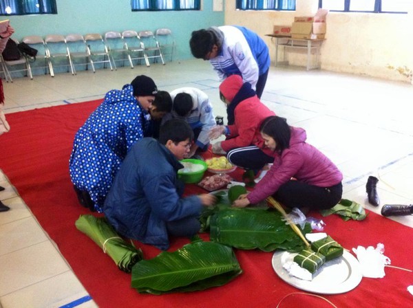 Hưởng ứng tinh thần Cơm c&oacute; thịt, HS tại H&agrave; Nội g&oacute;i tặng 800 chiếc b&aacute;nh chưng gửi về Lai Ch&acirc;u - Ảnh 5.