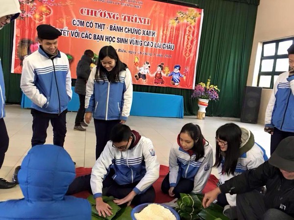 Hưởng ứng tinh thần Cơm c&oacute; thịt, HS tại H&agrave; Nội g&oacute;i tặng 800 chiếc b&aacute;nh chưng gửi về Lai Ch&acirc;u - Ảnh 6.